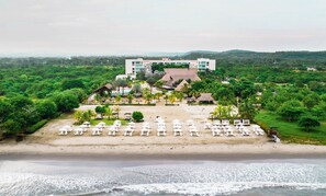 On the beach, sun loungers, beach umbrellas, beach towels - Hotel Estelar Playa Manzanillo (Cartagena)