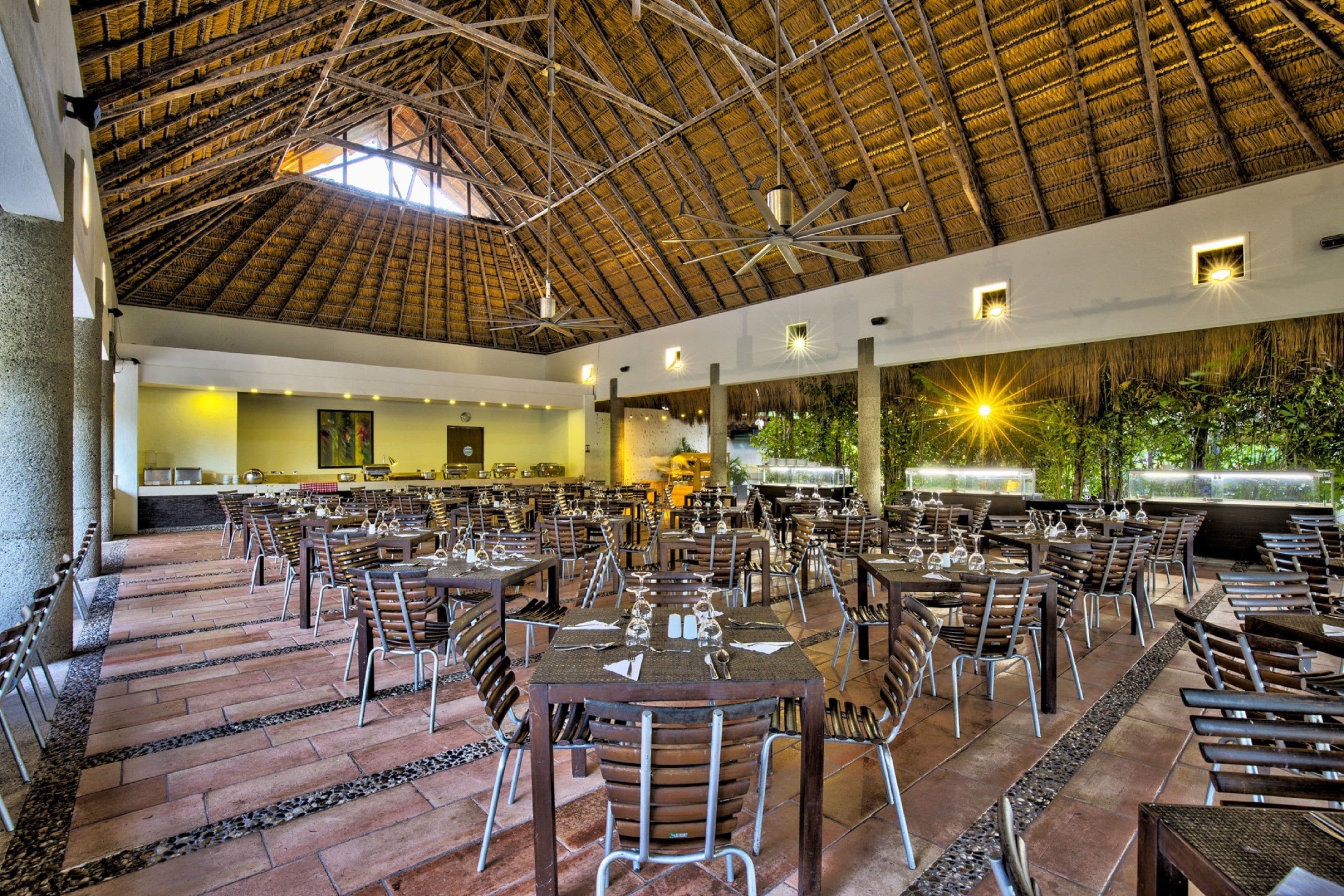 4 restaurants, lunch, dinner served; international cuisine