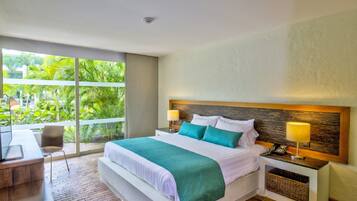 Ropa de cama de alta calidad y caja de seguridad en la habitación