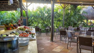 4 restaurants, lunch, dinner served; international cuisine
