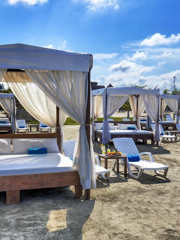 Sulla spiaggia, lettini da mare, ombrelloni, teli da spiaggia