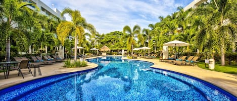 3 outdoor pools, pool umbrellas, sun loungers