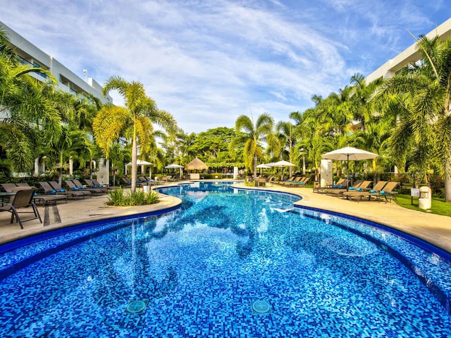 3 outdoor pools, pool umbrellas, pool loungers