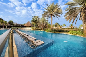 3 piscinas al aire libre, sombrillas, sillones reclinables de piscina