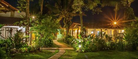 Fachada da propriedade à noite