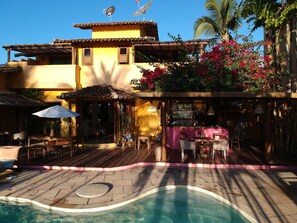 Una piscina al aire libre, sombrillas