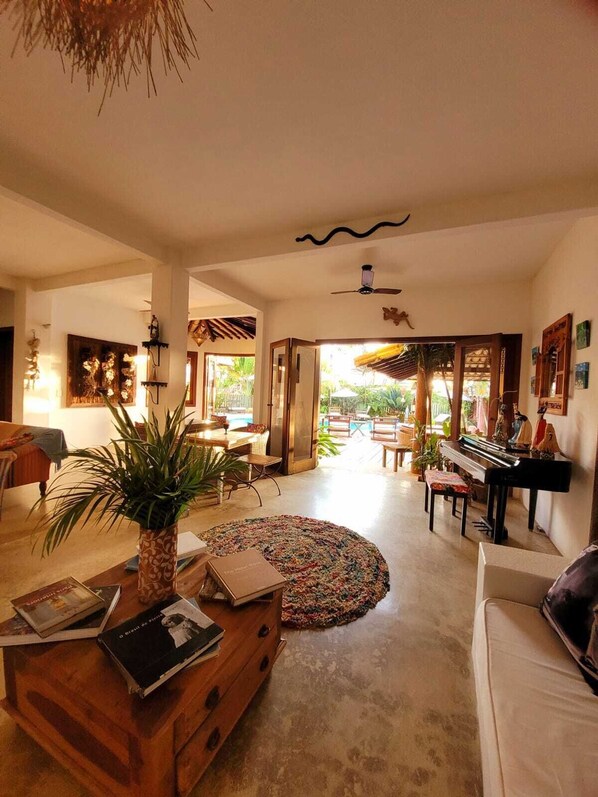 60-inch TV with cable channels, streaming services - Villa 2 Santos (Porto Seguro)