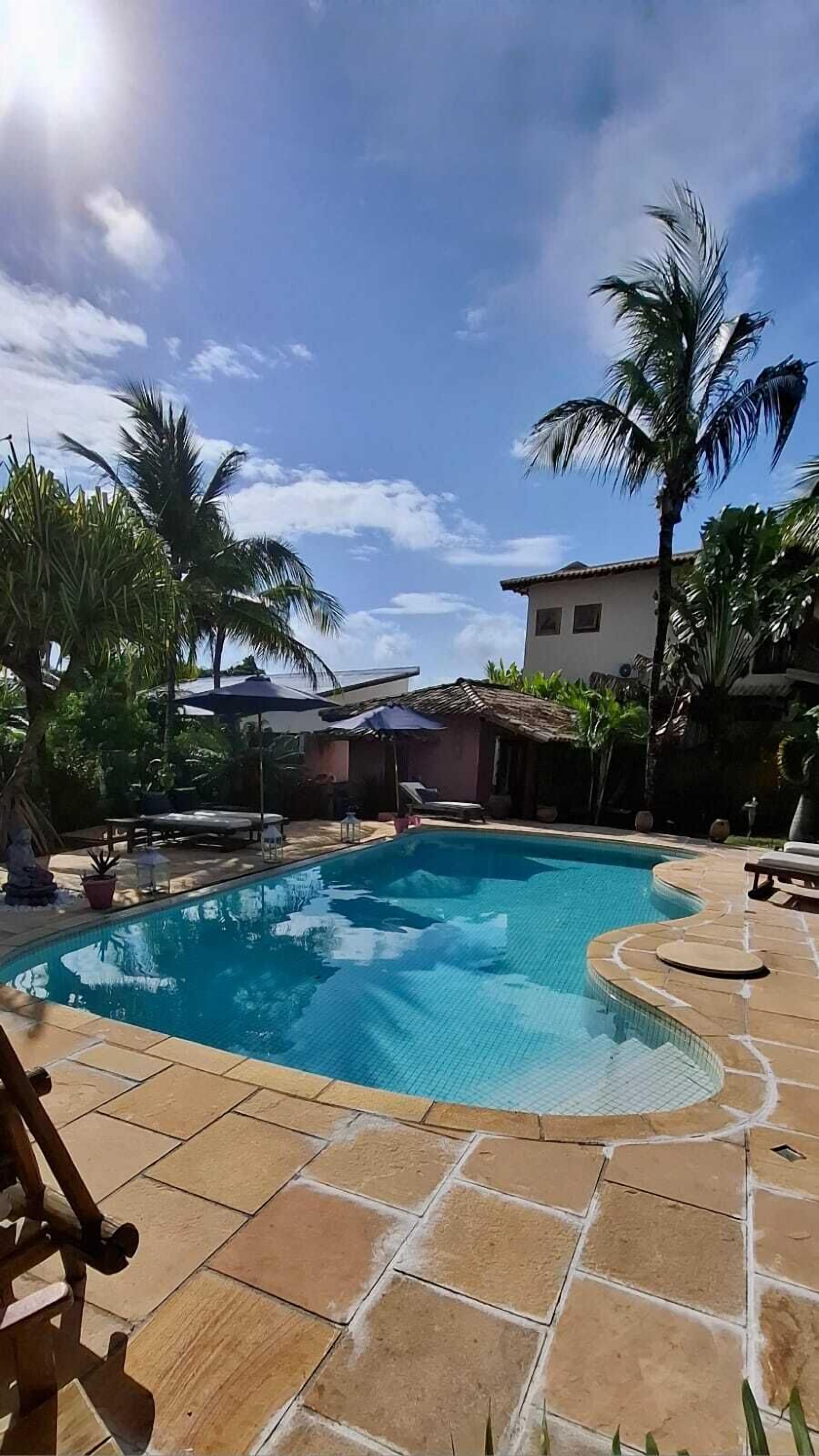 Piscina externa, guarda-sóis