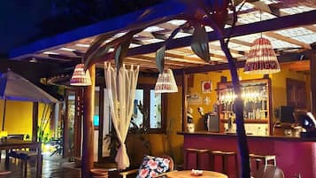 Bar junto a la piscina