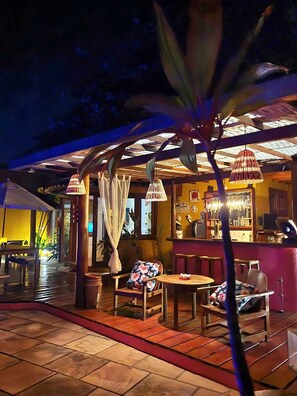 Poolside bar - Villa 2 Santos (Porto Seguro)