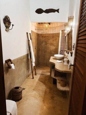 Signature Triple Room (Oxala) | Bathroom | Shower, rainfall showerhead, free toiletries, hair dryer - Villa 2 Santos (Porto Seguro)