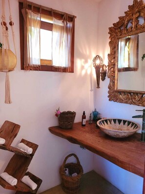 Shower, rainfall showerhead, free toiletries, hair dryer - Villa 2 Santos (Porto Seguro)