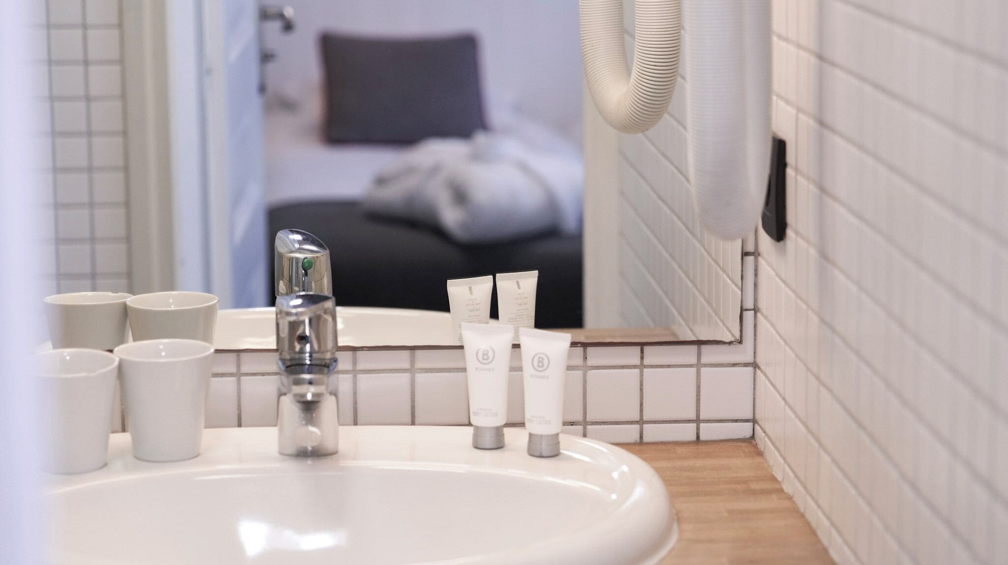 comfort room, 1 double or 2 single beds | bathroom | free toiletries, hair dryer, bathrobes, towels