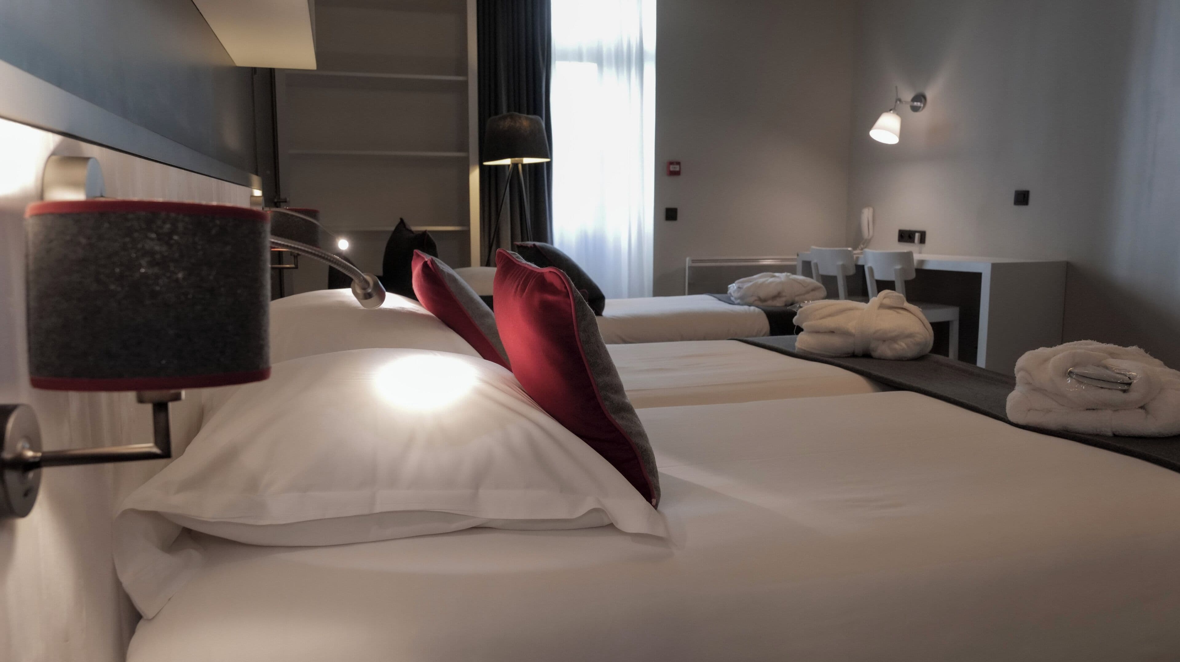 Habitación triple Confort | Escritorio, cortinas blackout y tabla de planchar con plancha 