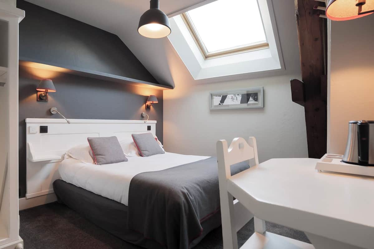 Classic Double Room | Desk, blackout drapes, iron/ironing board, free WiFi