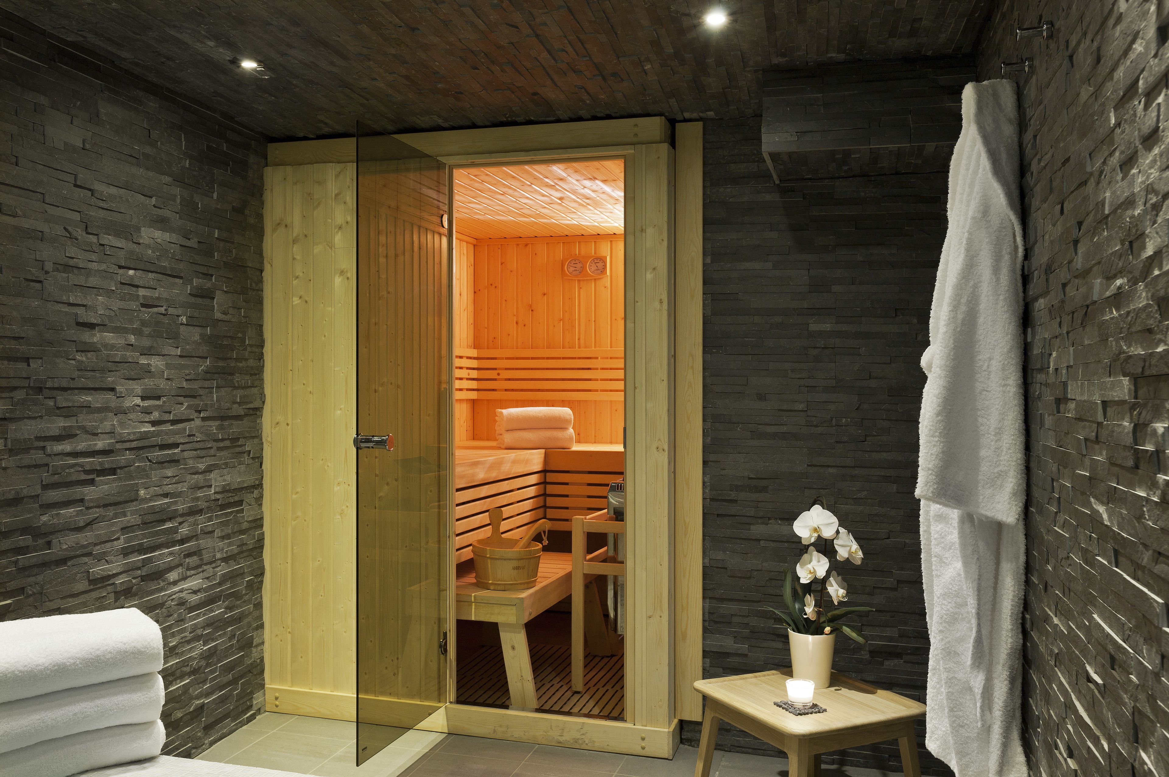 Sauna, hot tub, deep-tissue massages, sports massages, 1 treatment room