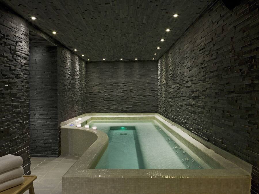 Indoor spa tub