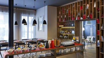 Frokostbuffé hver dag (EUR 17.5 per person)