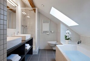 Comfort Room, 1 Double or 2 Single Beds | Bathroom - Hotel Le Faucigny (Chamonix-Mont-Blanc)