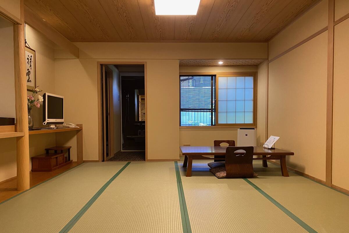 ห้องซูพีเรียสำหรับสี่ท่าน | ตู้นิรภัยในห้องพัก, โต๊ะทำงาน, เตารีด/โต๊ะรีดผ้า, Wi-Fi ฟรี