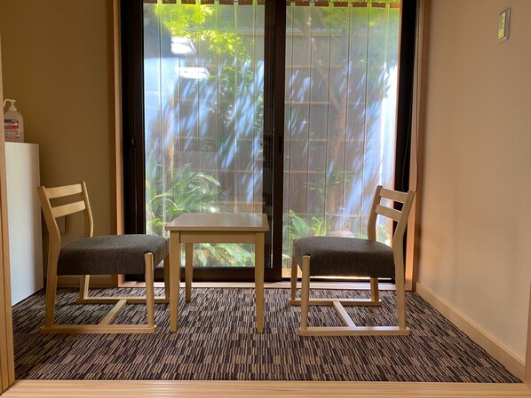 Superior-Dreibettzimmer | Zimmersafe, individuell dekoriert, Schreibtisch, Bügeleisen/Bügelbrett