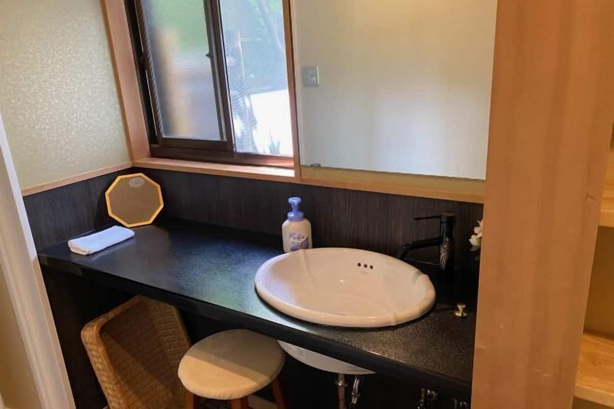 Badkamer | Een bad/douchecombinatie, gratis toiletartikelen, een haardroger