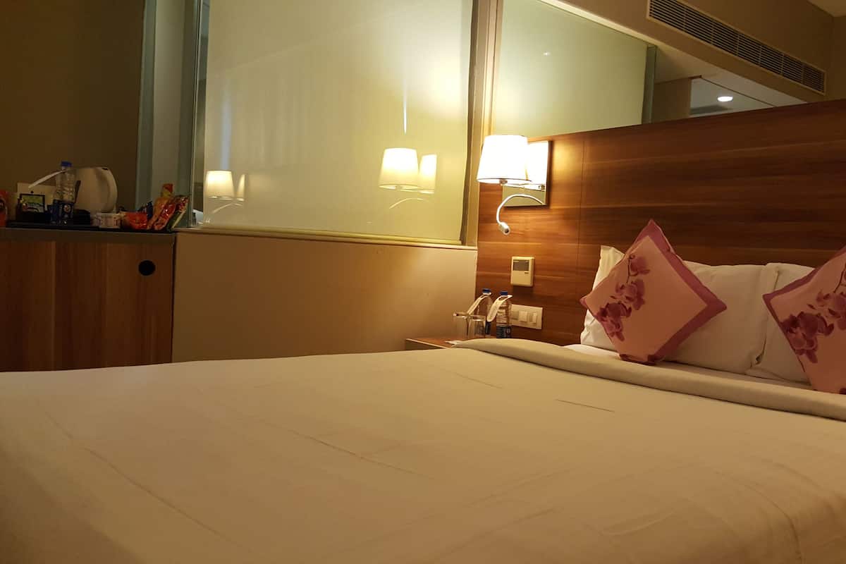 Deluxe Room, 1 Queen Bed, City View | Room amenity