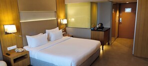 Habitación Club, 1 cama matrimonial, vista a la ciudad | Baño | Amenidades de baño gratuitas, secadora de cabello, batas, pantuflas 