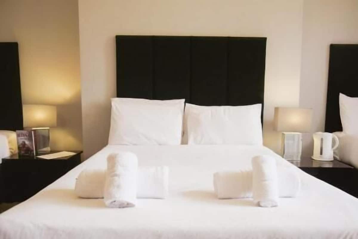 Tabla de planchar con plancha, wifi gratis, ropa de cama