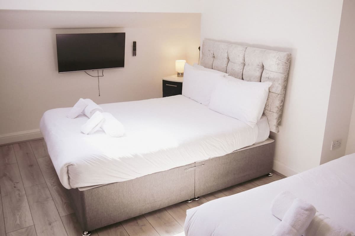 Tabla de planchar con plancha, wifi gratis, ropa de cama