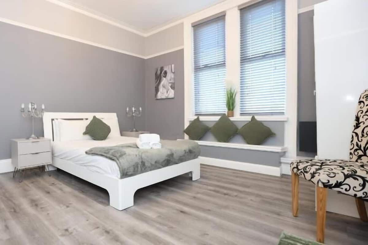 Tabla de planchar con plancha, wifi gratis, ropa de cama