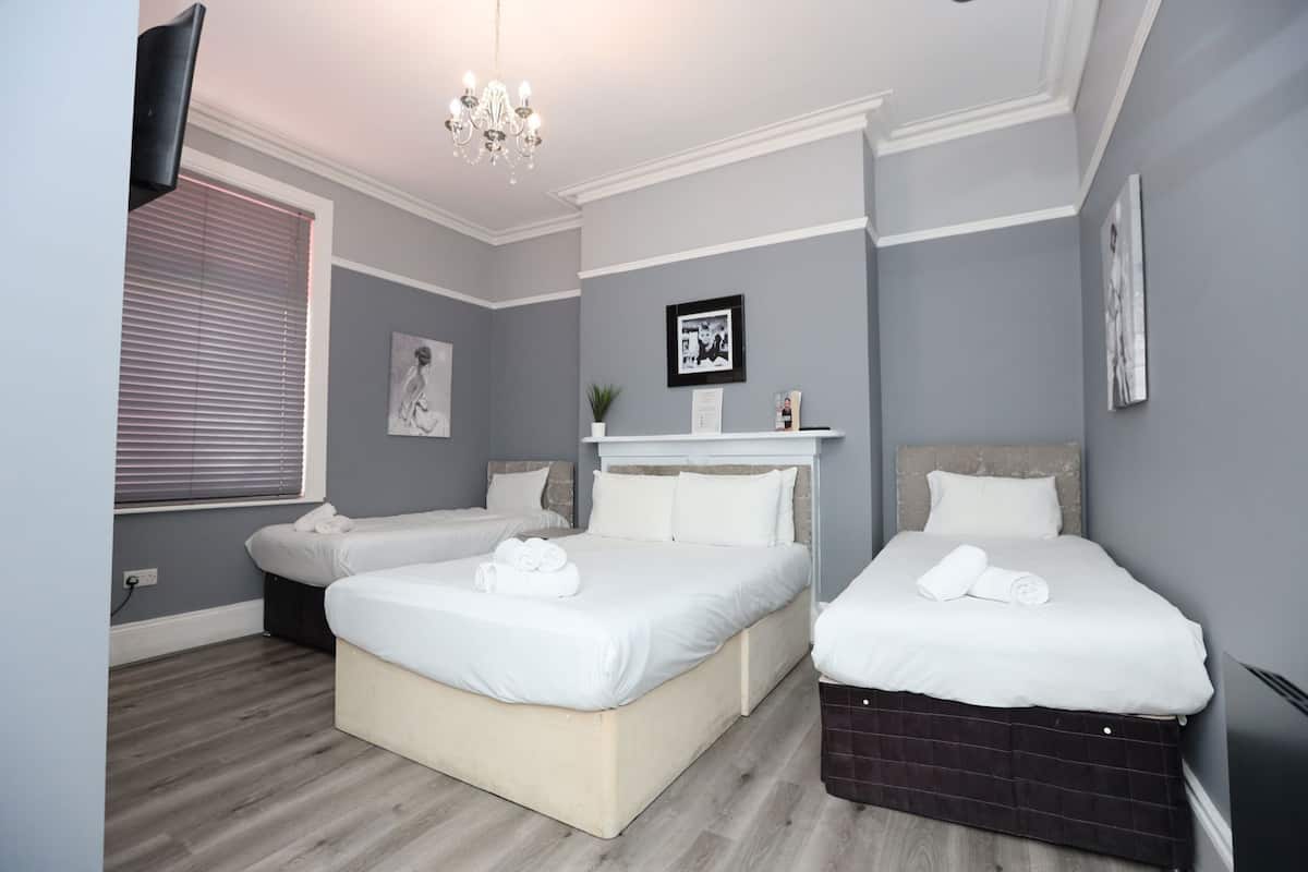 Tabla de planchar con plancha, wifi gratis, ropa de cama