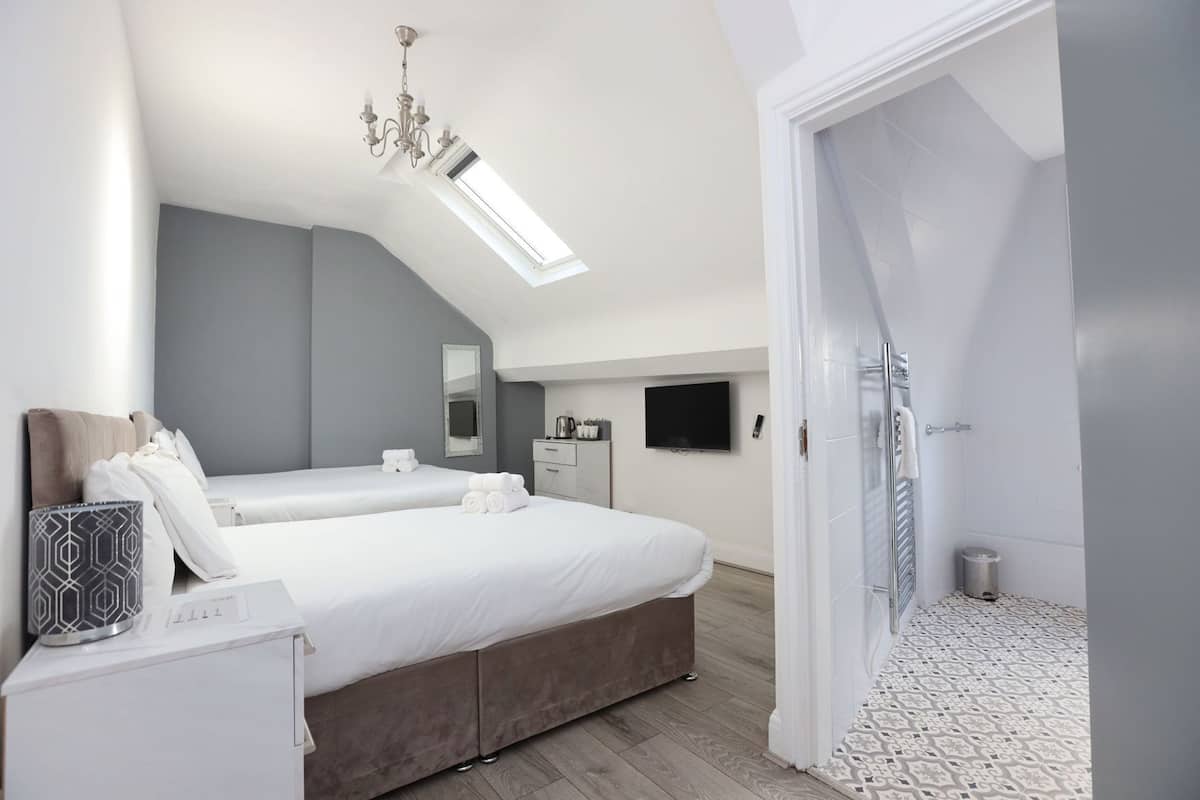 Tabla de planchar con plancha, wifi gratis, ropa de cama