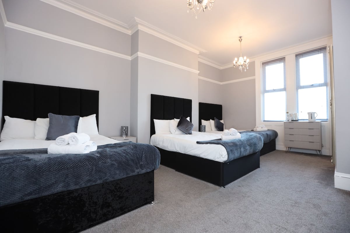 Executive suite, en-suite badkamer | Een strijkplank/strijkijzer, gratis wifi, beddengoed