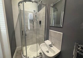 Suite, Ensuite (1) | Bathroom | Shower, hair dryer, towels