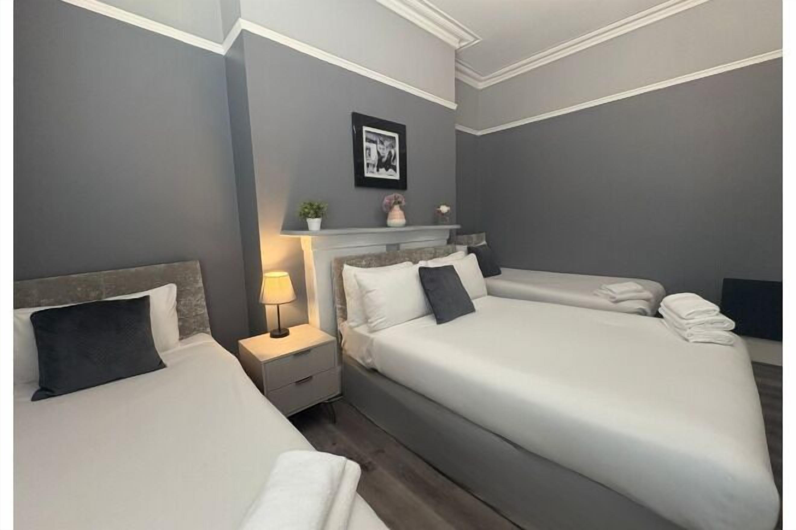 アイロン / アイロン台、WiFi (無料)、ベッドシーツ