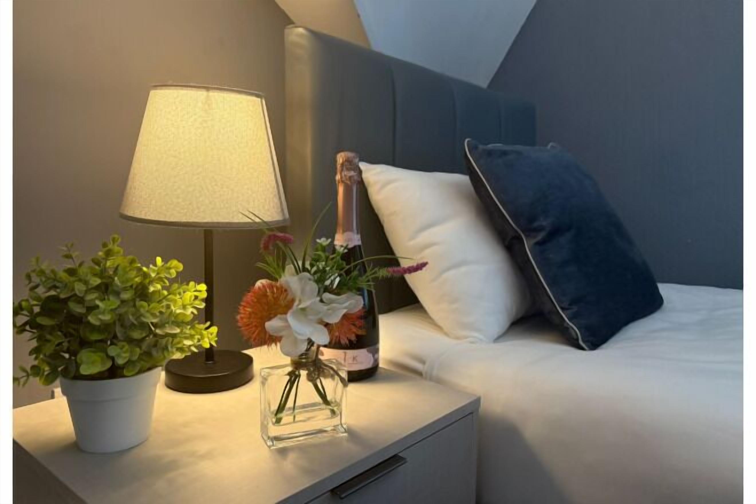 アイロン / アイロン台、WiFi (無料)、ベッドシーツ