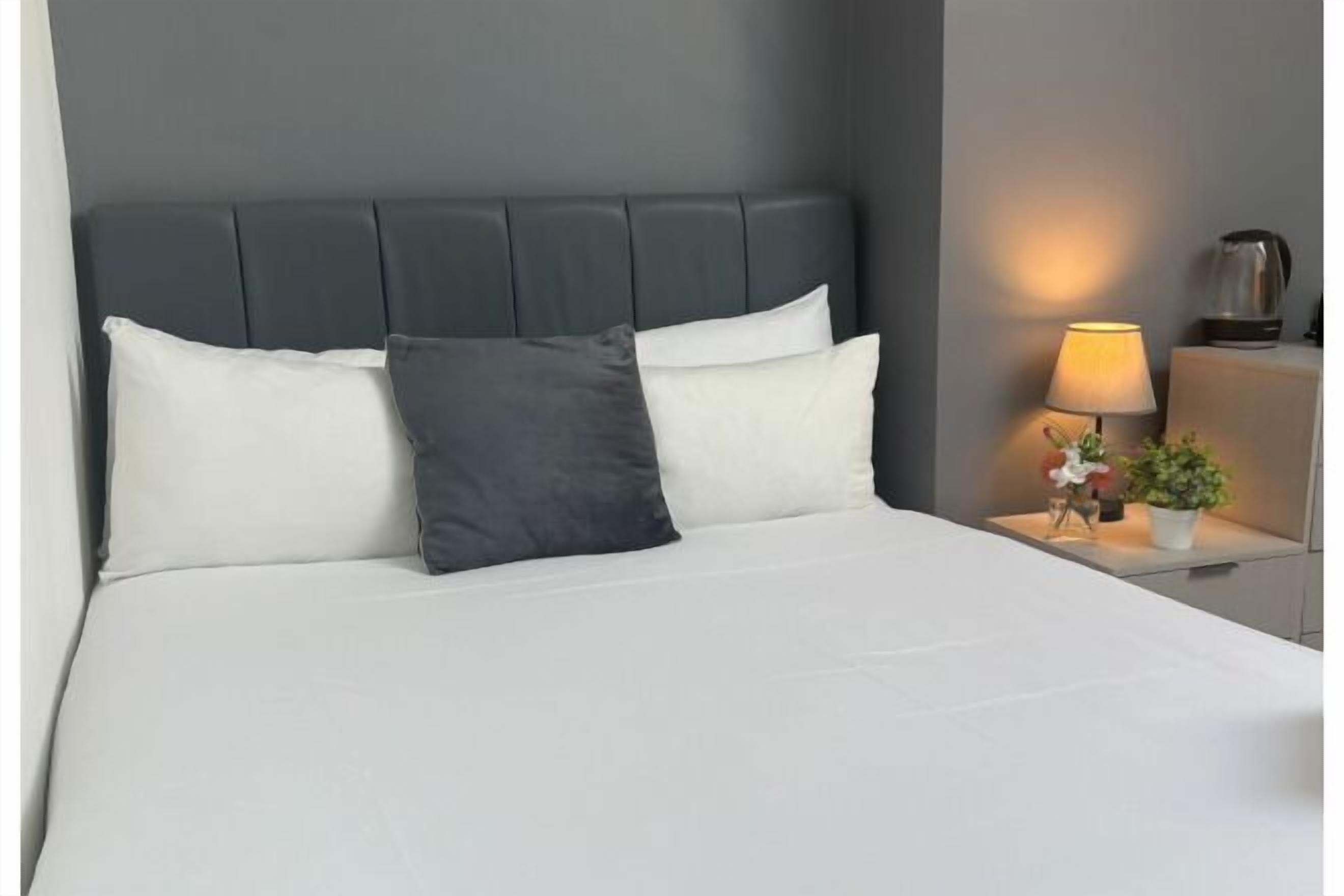 アイロン / アイロン台、WiFi (無料)、ベッドシーツ