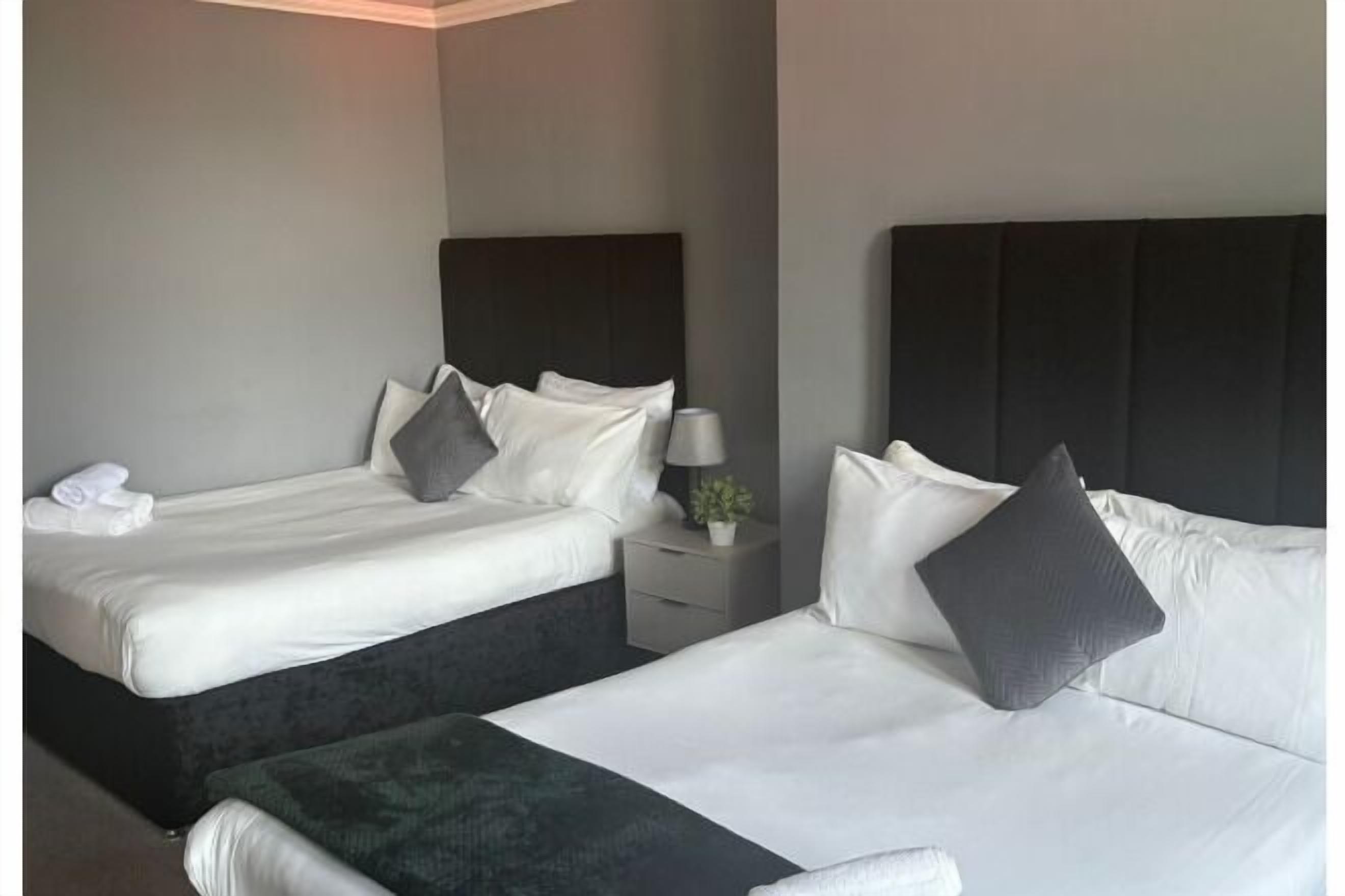 アイロン / アイロン台、WiFi (無料)、ベッドシーツ