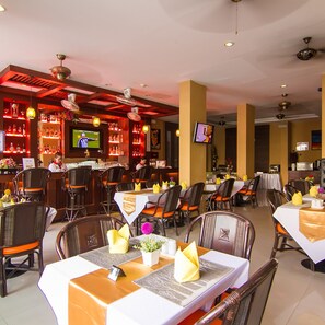 อาหารเช้าแบบบุฟเฟ่ต์ทุกวัน (THB 250 ต่อคน)