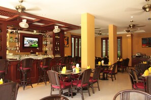 Breakfast, lunch and dinner served - Patong Hemingway's Hotel (Patong)