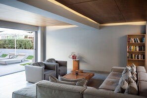 Lobby sitting area - Oktober Downtown Boutique Hotel (Rhodes)