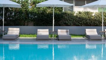 Udendørs pool, åben fra kl. 08.00 til kl. 16.00, parasoller, liggestole