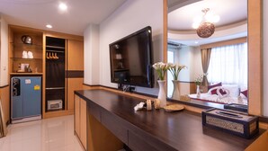 Grand Deluxe Room | Oppholdsområde | En 32-tommers plasma-TV med kabel-kanaler samt TV