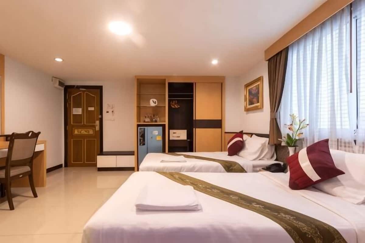 Premium bedding, minibar, in-room safe, desk