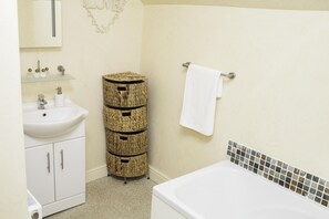 Superior Double or Twin Room, Ensuite (Bath Tub & Shower) | Bathroom - The Castle Inn Hotel (Steyning)