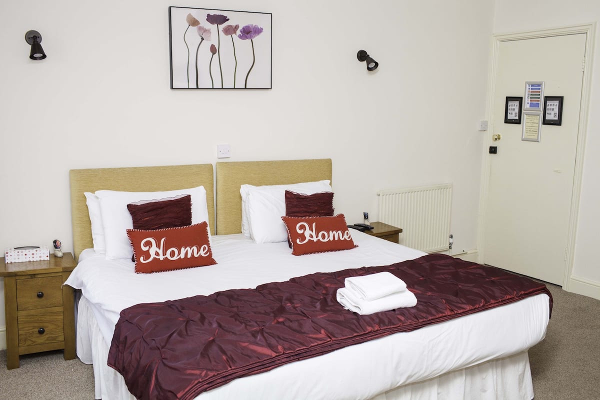 Chambre Supérieure Double ou avec lits jumeaux, salle de bains attenante (Bath Tub & Shower)