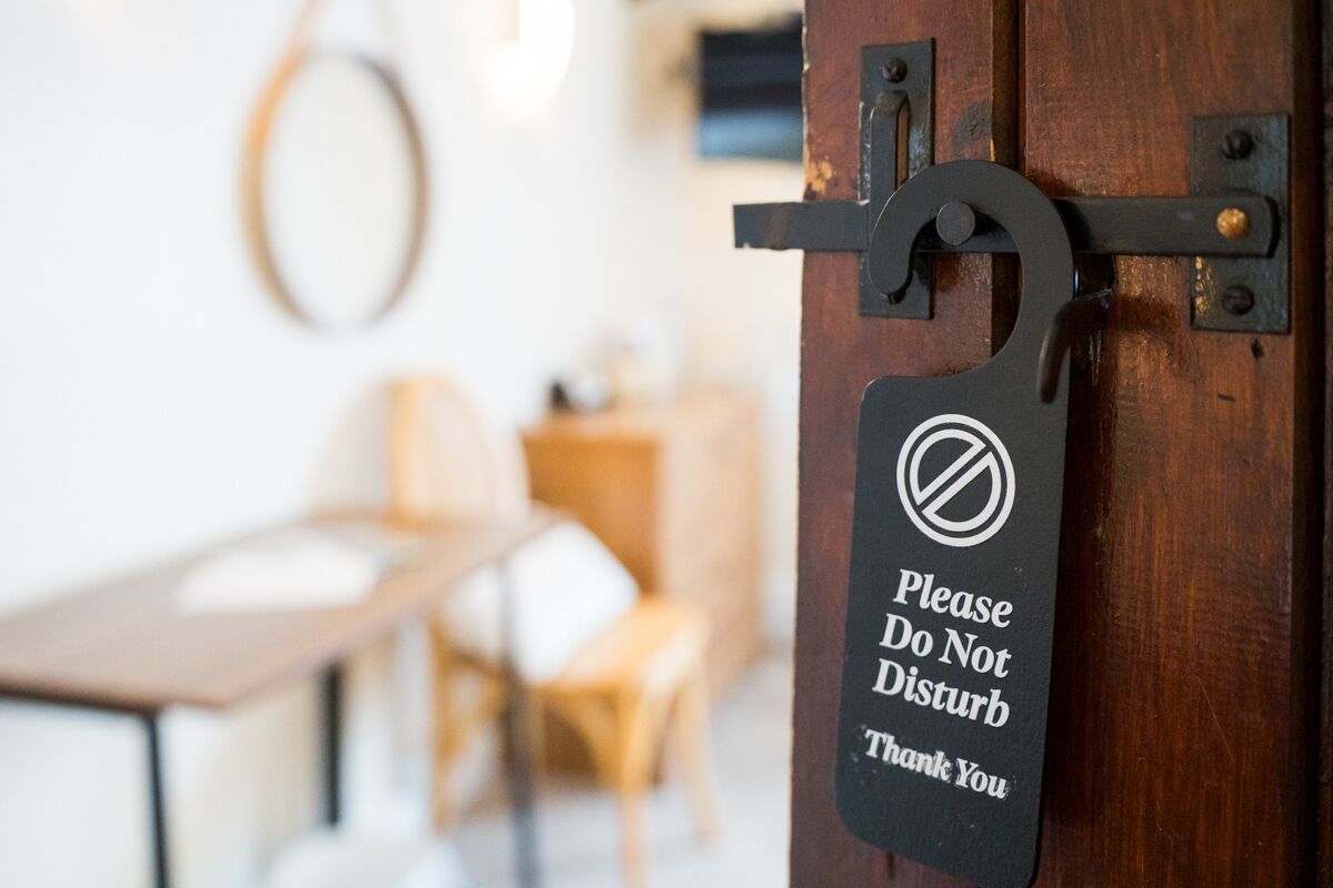 Puerta con un cartel que dice 'No molestar, gracias'.