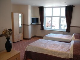 Twin Room, Ensuite | 1 bedroom, WiFi