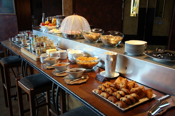 Daily buffet breakfast for a fee